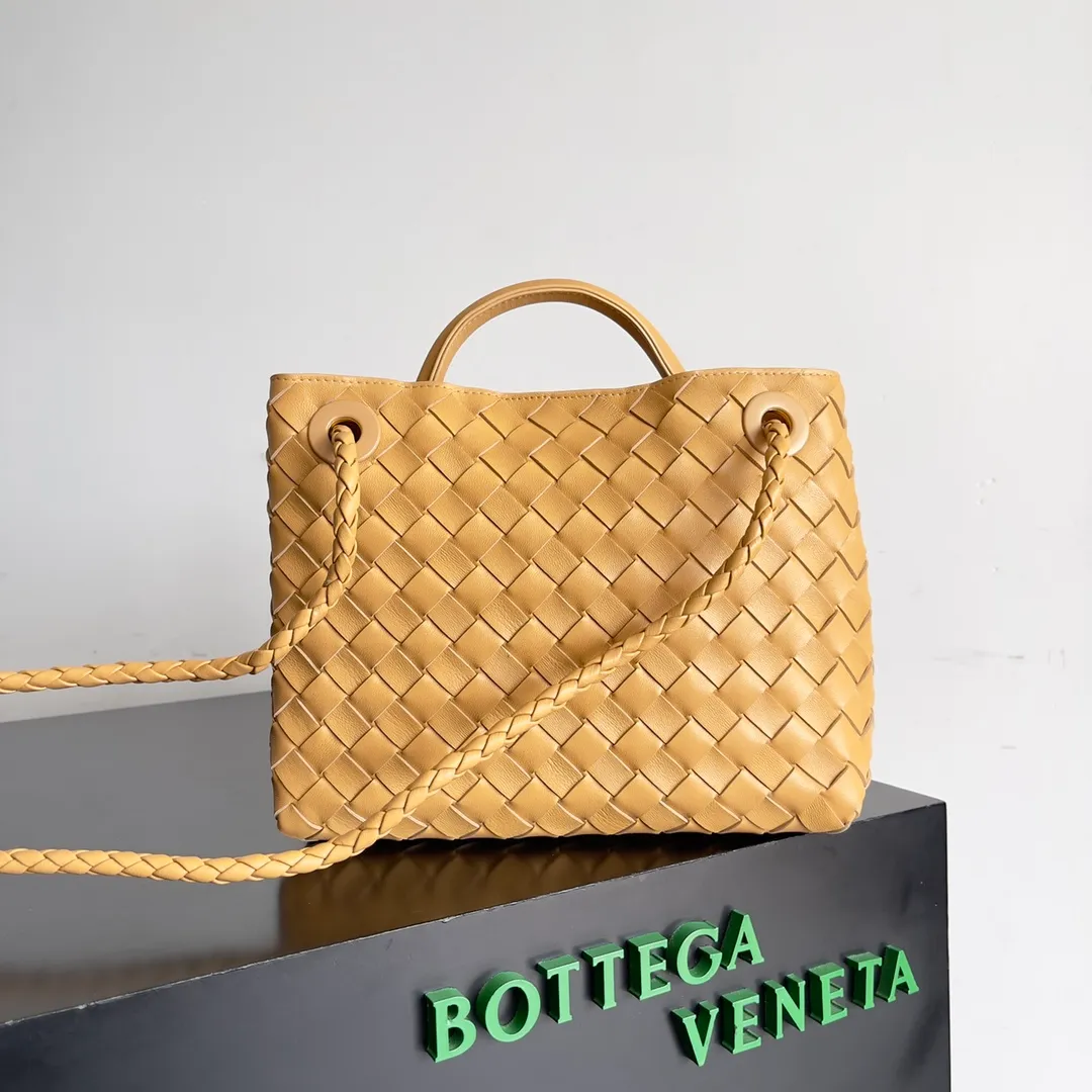 The 2023 new Andiamo batch of 1860 BV has been shipped‼ ️Really popular🔥The new Andiamo woven handbag launched by Bottega Veneta this season is really popular all over the world! ! Celebrities at home and abroad have worn it, and Oscar-winning actress Michelle Yeoh has taken it out on the street. Song Jia, Trai Yara, Yu Feihong, Sanji Ayaka, Rosie Hunting-Whiteley, Yoshioka Riho, etc. have all picked up this bag. It is classic and versatile, showing off its temperament, and the bag capacity is also large, which is very convenient for daily commuting! ! A variety of carrying methods, the shoulder straps can be adjusted by yourself, the original lambskin feels soft and delicate, and the neutral style is made to break gender boundaries and bring a more practical and longer-lasting use experience. Andiamo, which has both elegant and casual styles, perfectly interprets the true appearance of "fashionable old money style". Style number: 743568 Size: 25*22*10.5cm